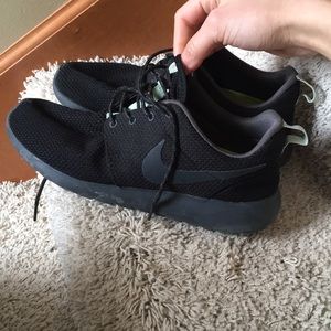 Women’s Black Nike Roshes